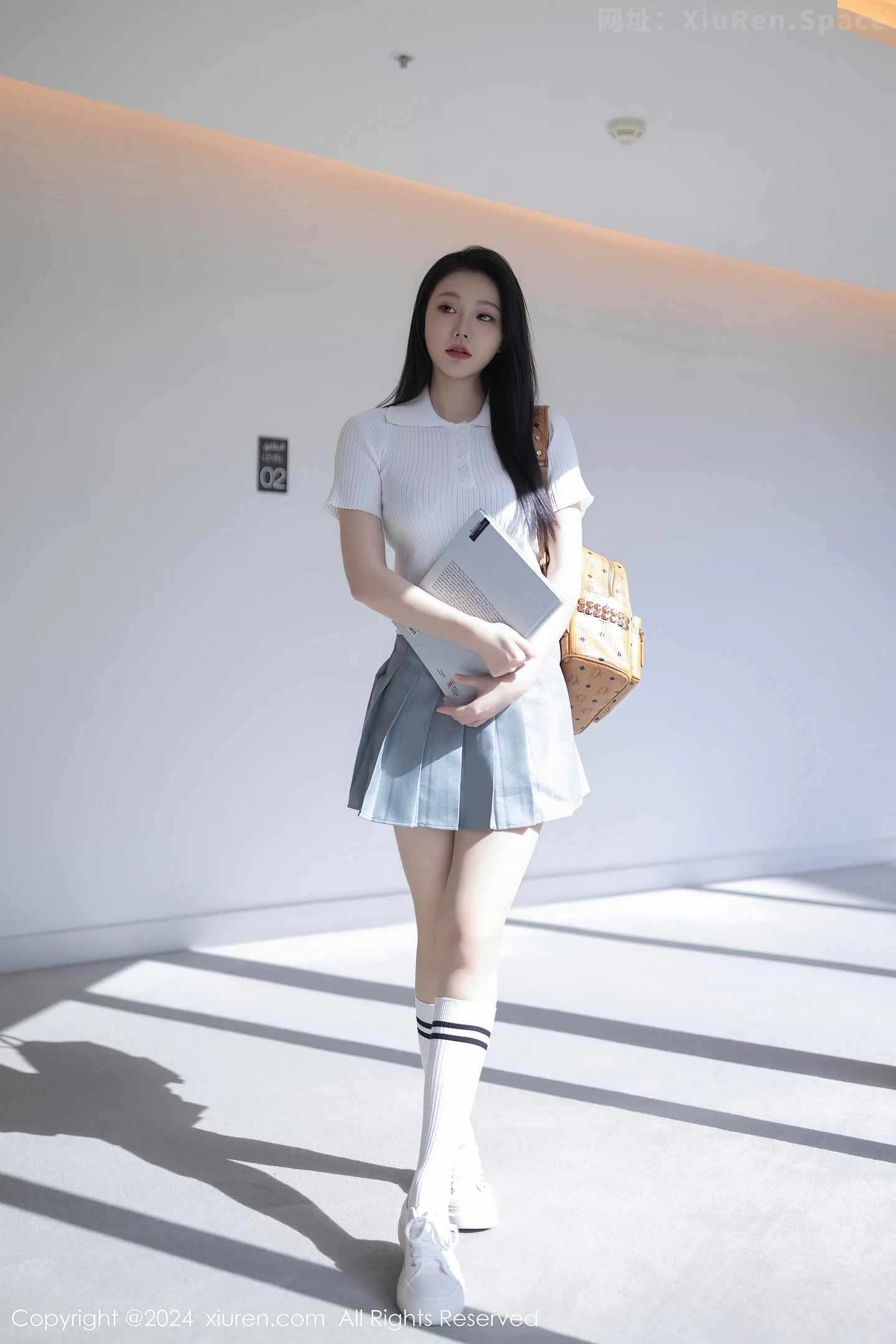 图片[4]-[XiuRen秀人网]VOL.8649 模特安然anran性感白色上衣配灰色短裙露蕾丝内衣撩人诱惑写真80P-秀人网官方网站